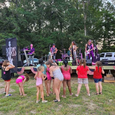 girls dancing with band