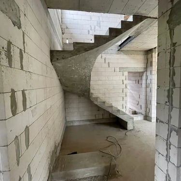 U formos laiptai išdalinta aikštele