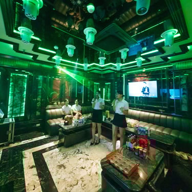 Quán Karaoke Monaco nằm tại 235 Lê Đức Thọ, Mỹ Đình – vị trí dễ tìm, gần trung tâm.