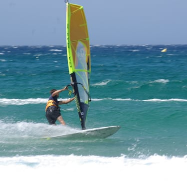 windsurf vague à lozari en corse