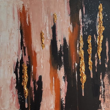 Cette peinture abstraite associe les couleurs noir, beige, rose et doré sous forme de coulures.