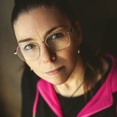 Portrait serré femme qui regarde l'objectif