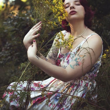Portrait d'une femme qui tiens des fleurs