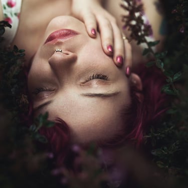 Portrait coloré femme allongées dans les branchages 