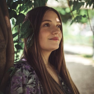 Portrait femme contre un arbre 