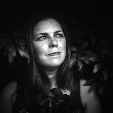 Portrait serré femme en noir et blanc