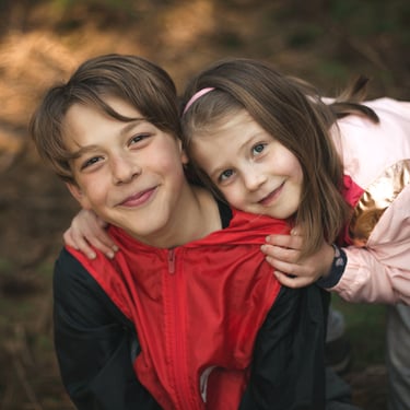 portrait de deux enfants qui se tiennent proches
