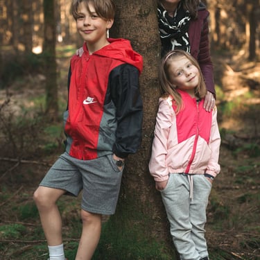 Photo de famille deux enfants et une mère 