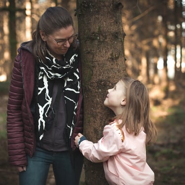 Mère et fille près d'un arbre
