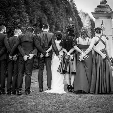 Photographie de mariage en groupe noir et blanc