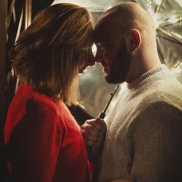 Amoureux front contre front dans la nuit, eclairage en arriere plan