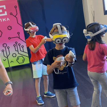 Grupo de niñas jugando con gafas de realidad virtual