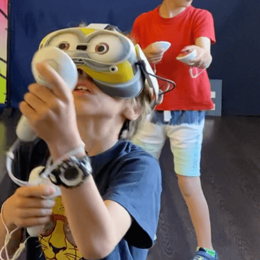 Dos niños alucinan con las gafas de realidad virtual de VRINKA