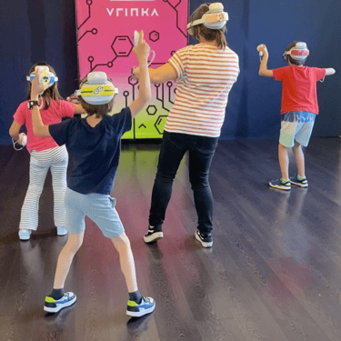 Grupo de niños disfrutando con la realidad virtual