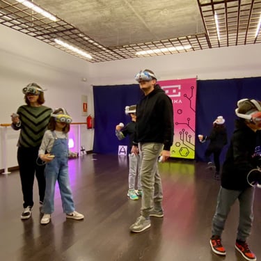 Familia jugando en popup de realidad virtual