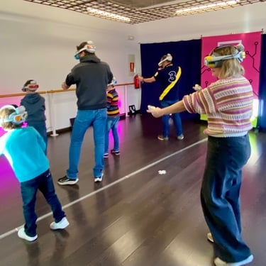 Familia disfrutando en sala de realidad virtual