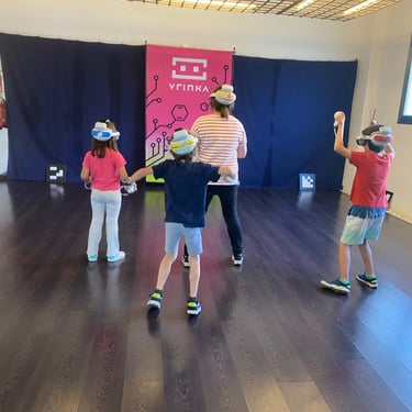 Grupo de niños jugando con realidad virtual