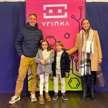 Un familia en un photocall de VRINKA