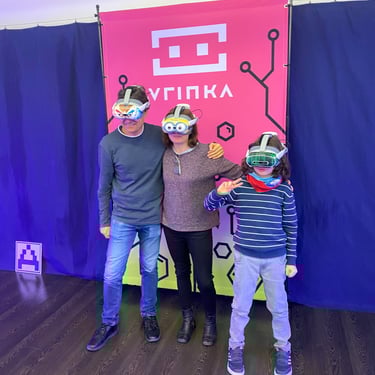 Una pequeña familia posa en un photocall de VRINKA