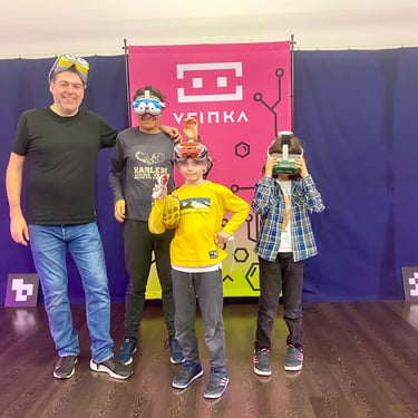 Padres e hijos posan en un photocall de VRINKA