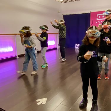 Familia jugando en sala de realidad virtual