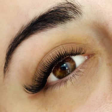 Transformación total de mirada: Laminación de cejas en Calle Baleares