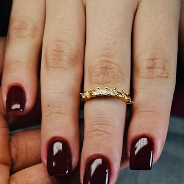 Esmaltado permanente en tono berenjena profundo. Manicura clásica y resistente para el día a día