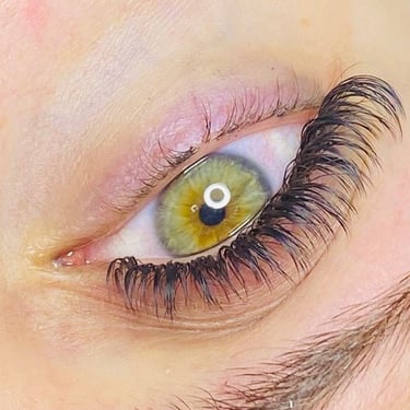 Extensiones de pestañas efecto híbrido (mezcla de pelo a pelo y volumen suave).