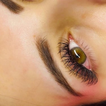 Extensiones de pestañas Volumen Ruso con curvatura D para una mirada intensa y profunda.