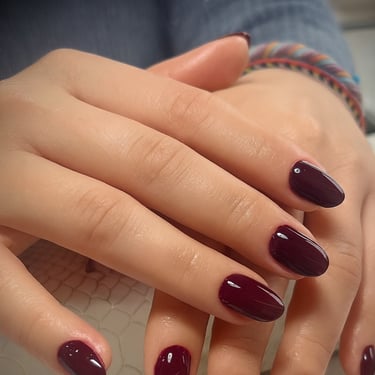 Manicura en uñas cortas tono café oscuro. Cuidado de cutículas y acabado profesional limpio.