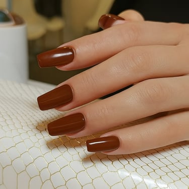 Uñas color vino tinto oscuro, manicura perfecta para invierno y eventos elegantes en Móstoles