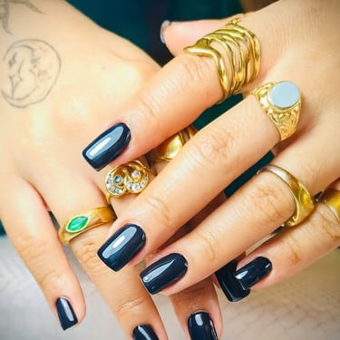 Manicura semipermanente en tono negro con brillo espejo de alta duración Semilac. Look de noche sofisticado