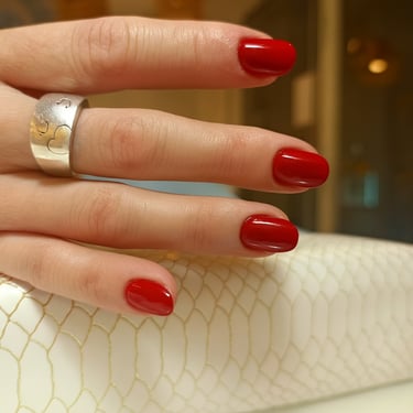 Uñas rojas clásicas impecables. El color perfecto para Navidad y fiestas, realizado con productos Semilac de larga duración