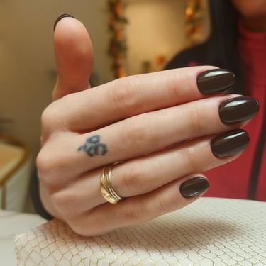 Uñas acrílicas forma bailarina en tono marrón chocolate brillante. Tendencia de temporada en Glamour Beauty Salon