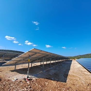 solarni paneli na zemlji pogled ispod panela