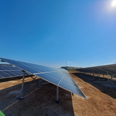 solarni paneli na zemlji bifacijalni solarni paneli