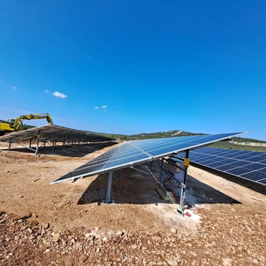 solarni paneli na zemlji konstrukcija pogled ispod panela