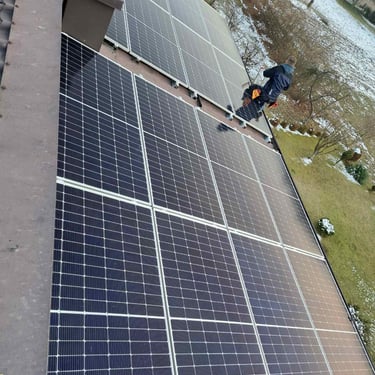 montaza solarnih panela na krovu monter solarnih sistema