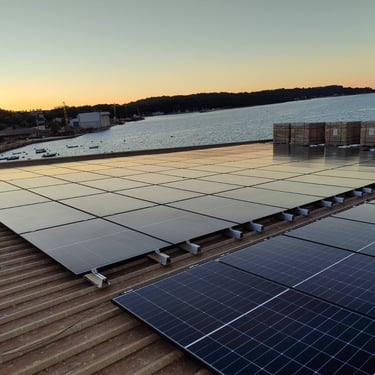 namontirani solarni paneli na krovu zgrade