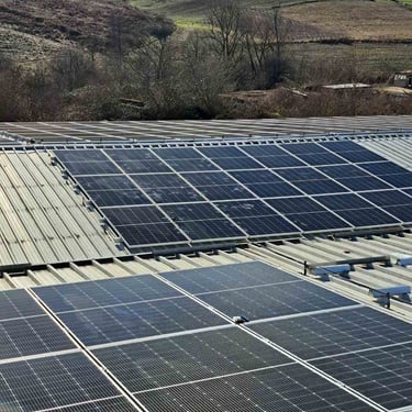 u toku montaza solarnih panela za solarni sistem preko 10 kW