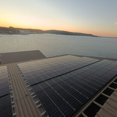 montirani solarni paneli na krovu zalazak sunca i pogled na more Hrvatska