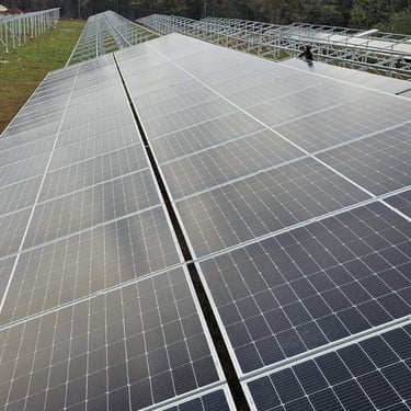 solarni paneli na celicnoj konstrukciji na zemlji 