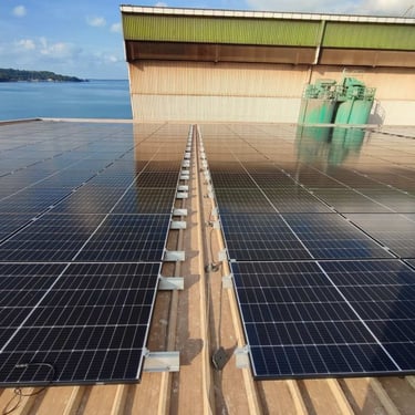 solarni paneli na krovu jadransko more Hrvatska 