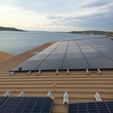 solarni paneli pogled sa krova na more Hrvatska 