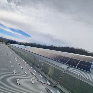 nosaci za limeni krov za solarne panele i postavljeni solarni paneli