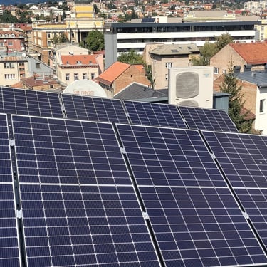 solarni paneli pogled sa krova 