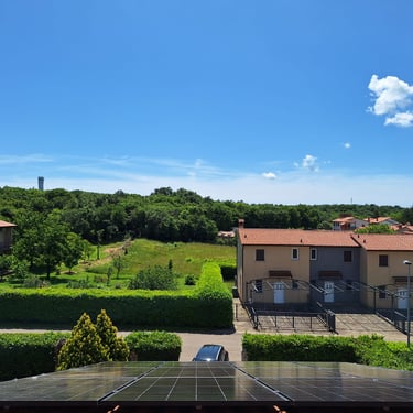 solarni paneli pogled sa krova na pejzaz