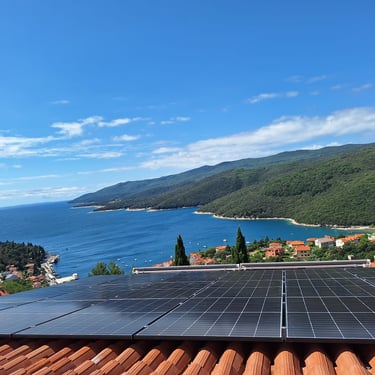 pogled na more sa krova solarni paneli 