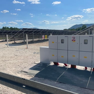 solarna elektrana preko 500 kW pogled ispod solarnih panela