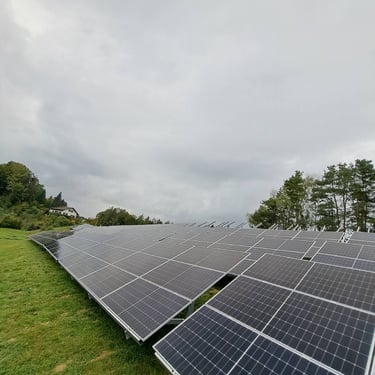 solarni paneli na zelenoj travi ekologija Srbija